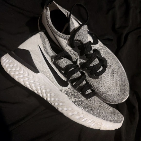 Blk and gray nikes - Picture 1 of 5